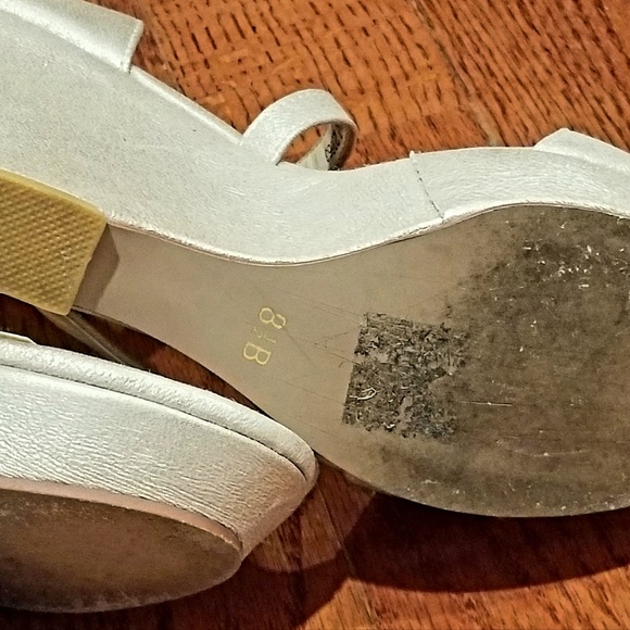 Dyeables Gold Strappy Wedges Size 8 1/2 - Picture 3 of 3